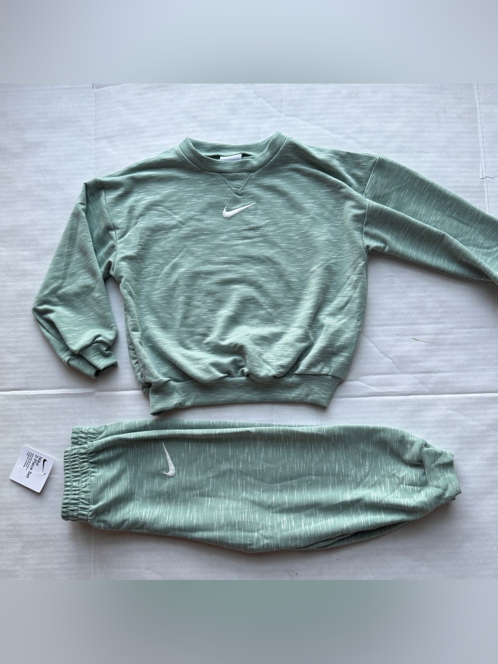 Nike Essentials Boys 2-Piece Crew Set in Flecked Steam Green Size 4T NWT